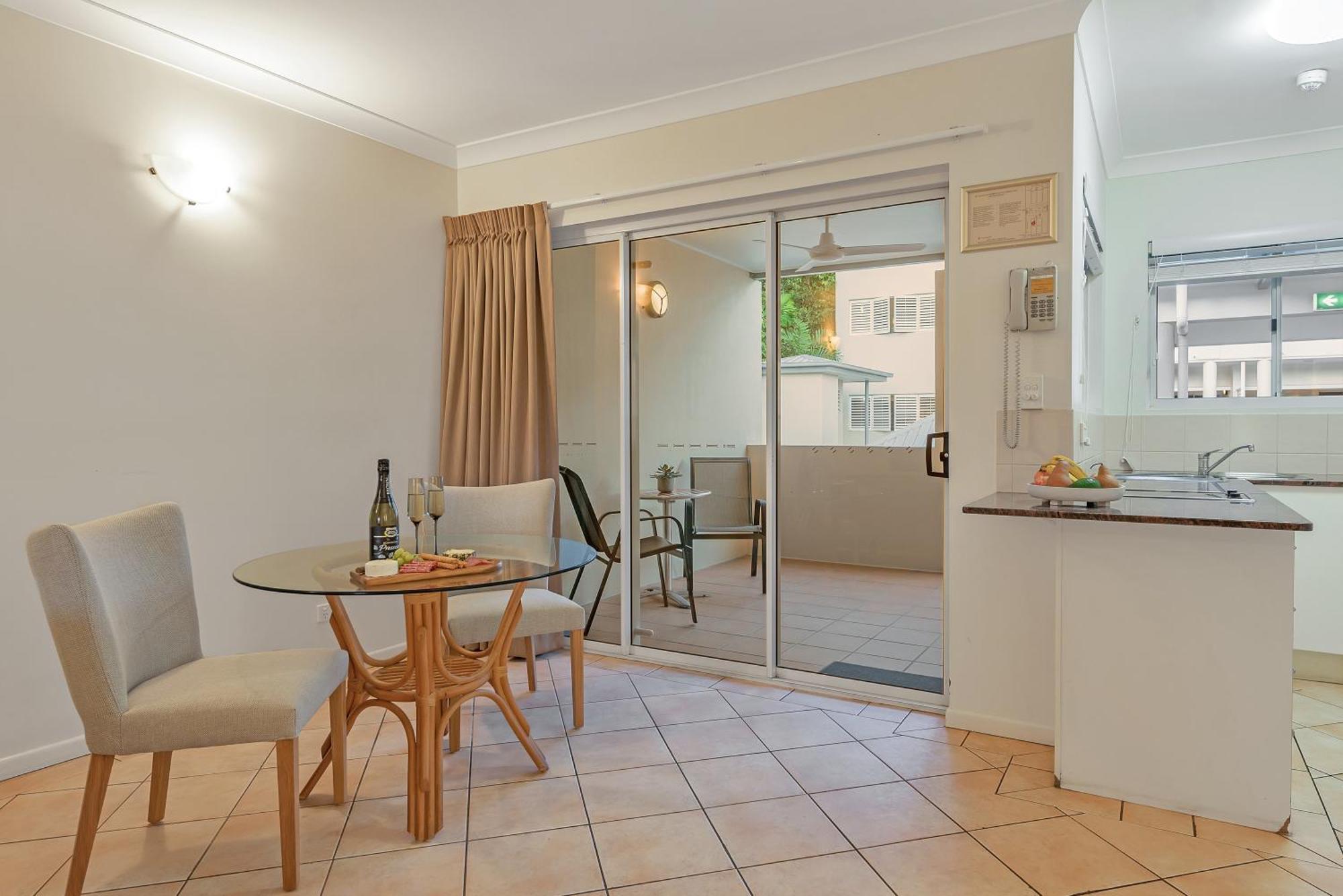 Aparthotel The Newport On Macrossan - Adults Only Port Douglas Exterior foto