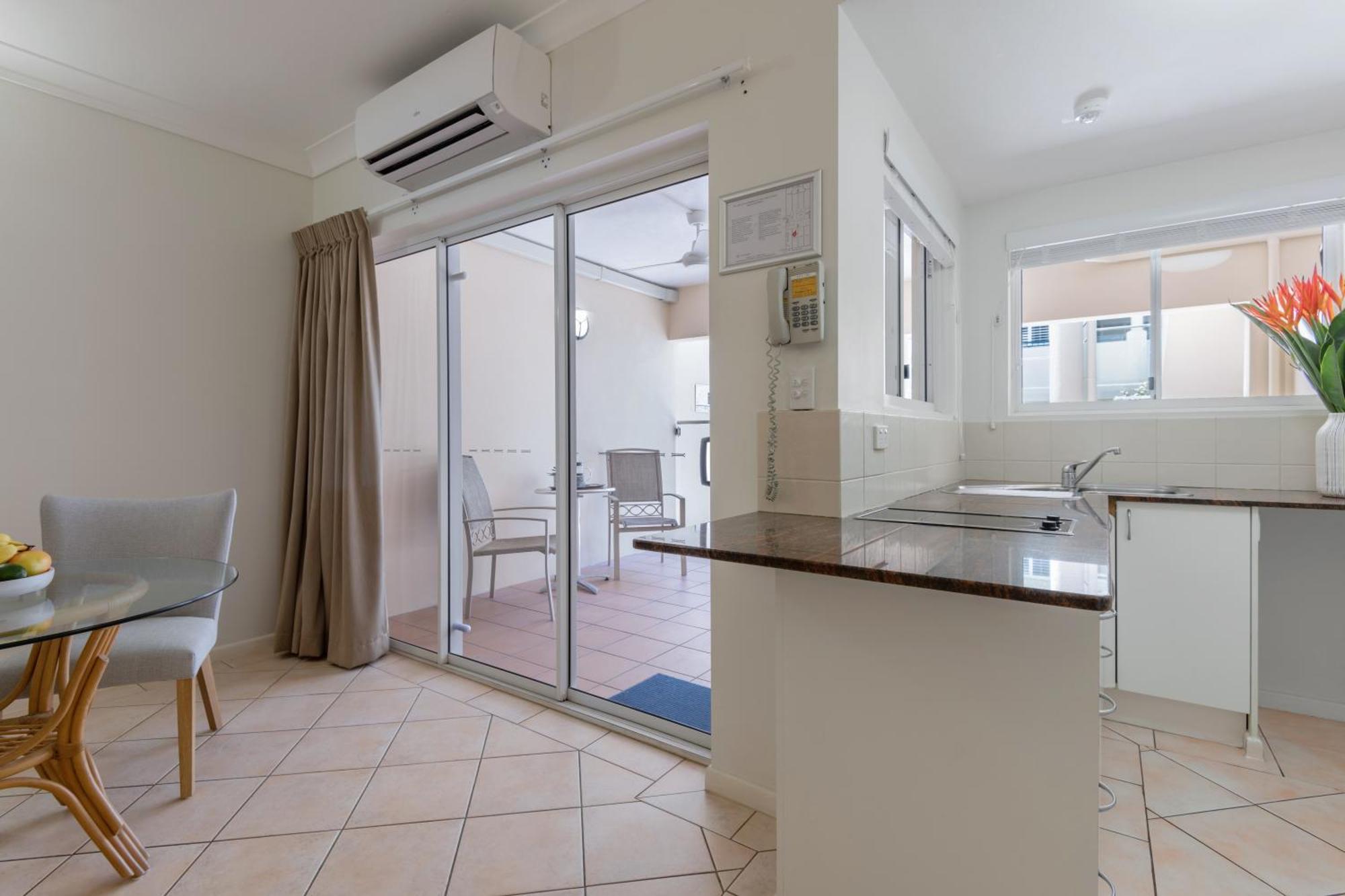 Aparthotel The Newport On Macrossan - Adults Only Port Douglas Exterior foto
